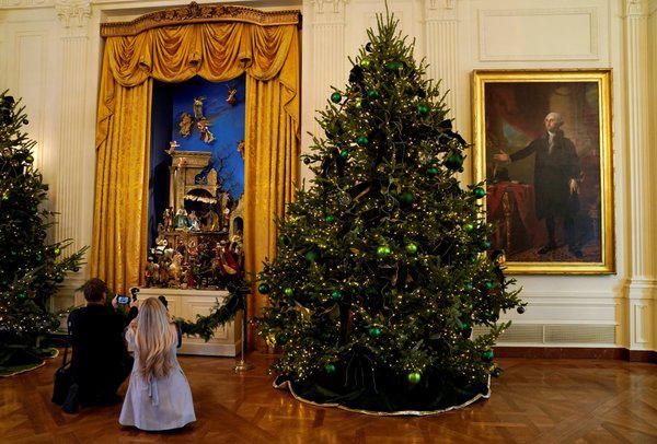 photographers took pictures of the incredible white house nativity set called a crche framed by more christmas trees next to president george washingt 1512361799 833 width600height406